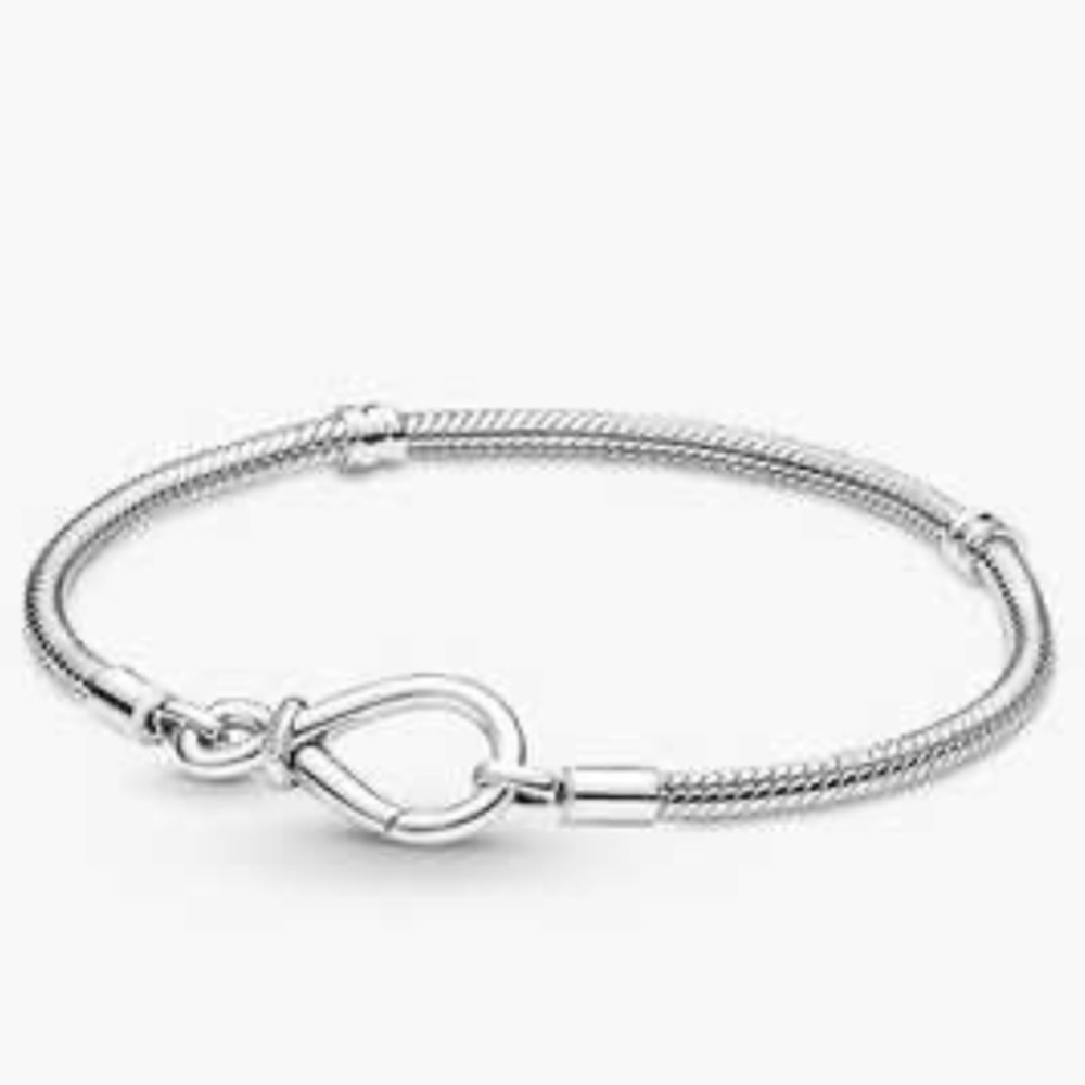 On vacation 🌴 NWOT Pandora Silver Infinity Knot Charm Bracelet